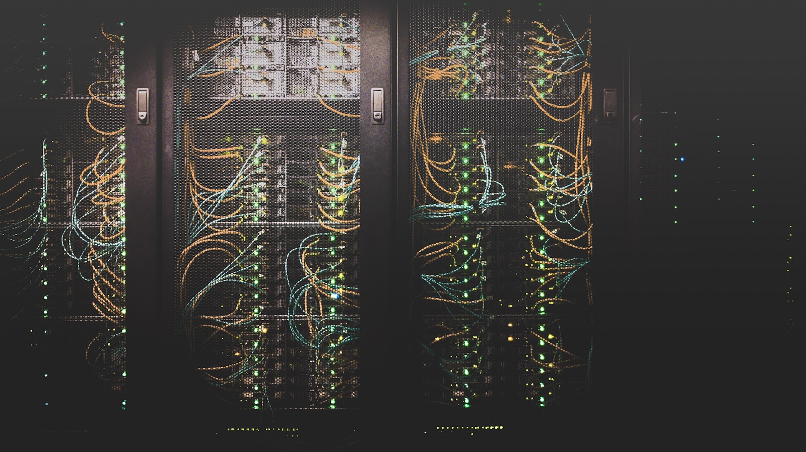 Componentes y tecnología en una mesa de trabajo