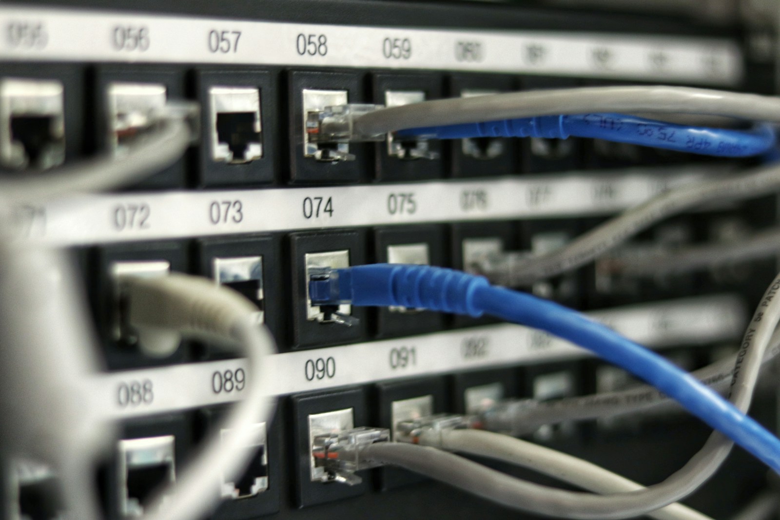 Cableado de red conectado a un panel de comunicaciones